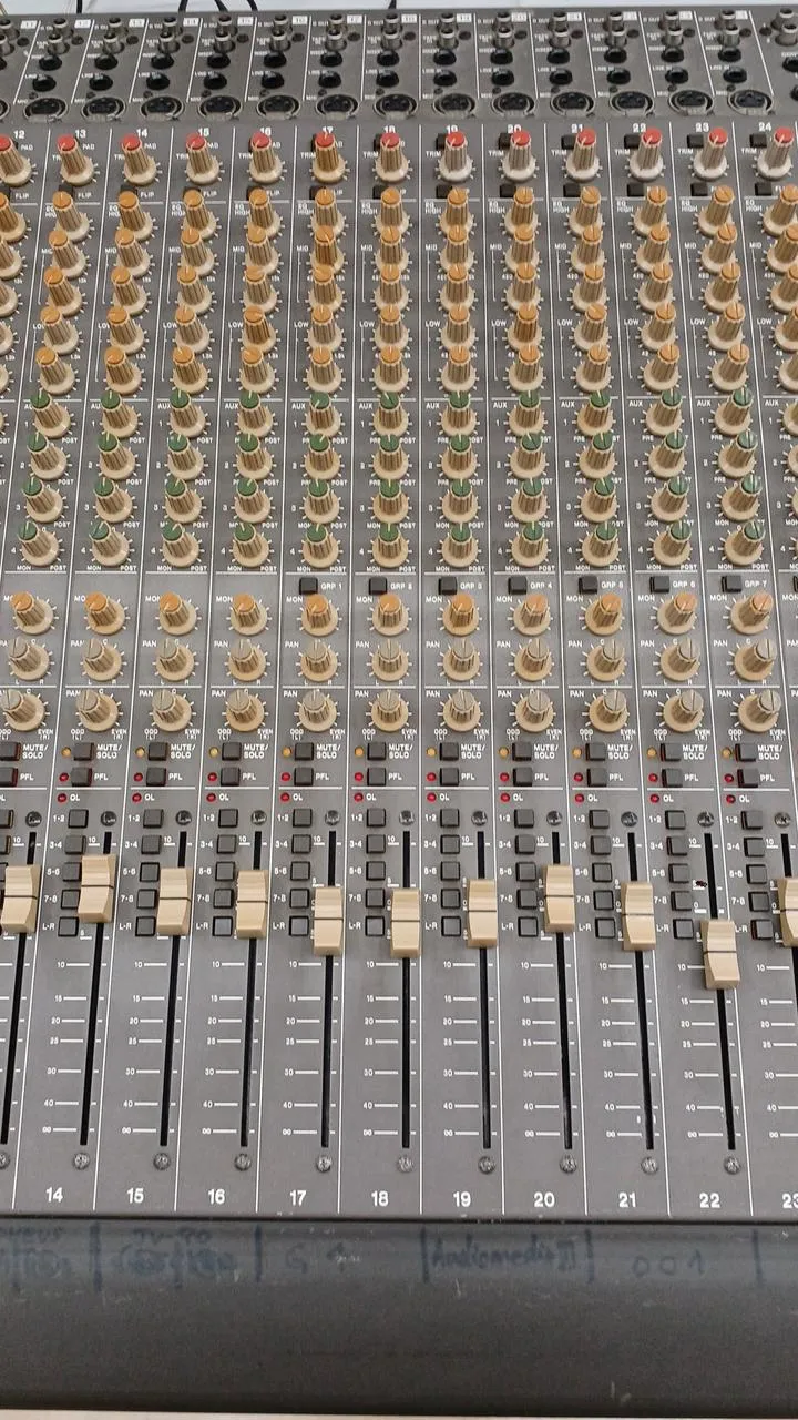 [SCHROTT] TASCAM Mischer M-2524