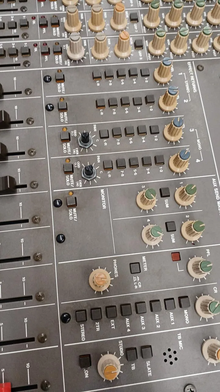 [SCHROTT] TASCAM Mischer M-2524
