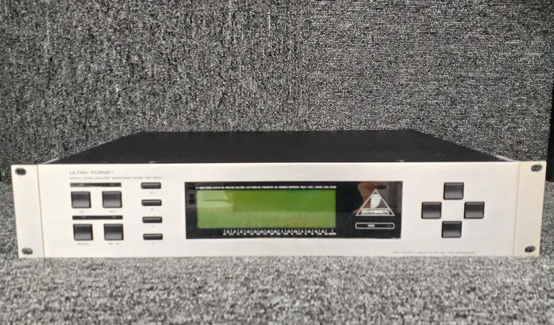 BEHRINGER Equalizer DSP8000