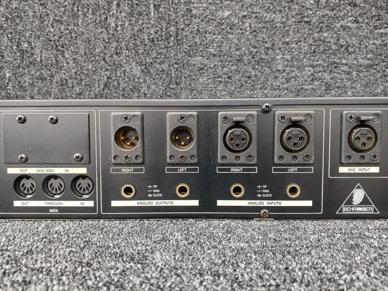 BEHRINGER Equalizer DSP8000