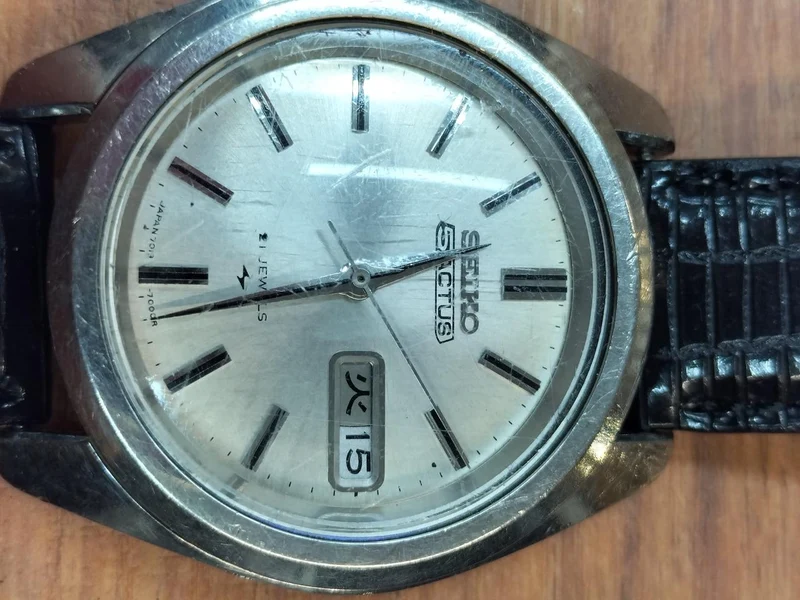 [SCHROTT] SEIKO SEIKO5 ACTUS Automatik, silbernes Zifferblatt mit Kratzern, 7019-7040
