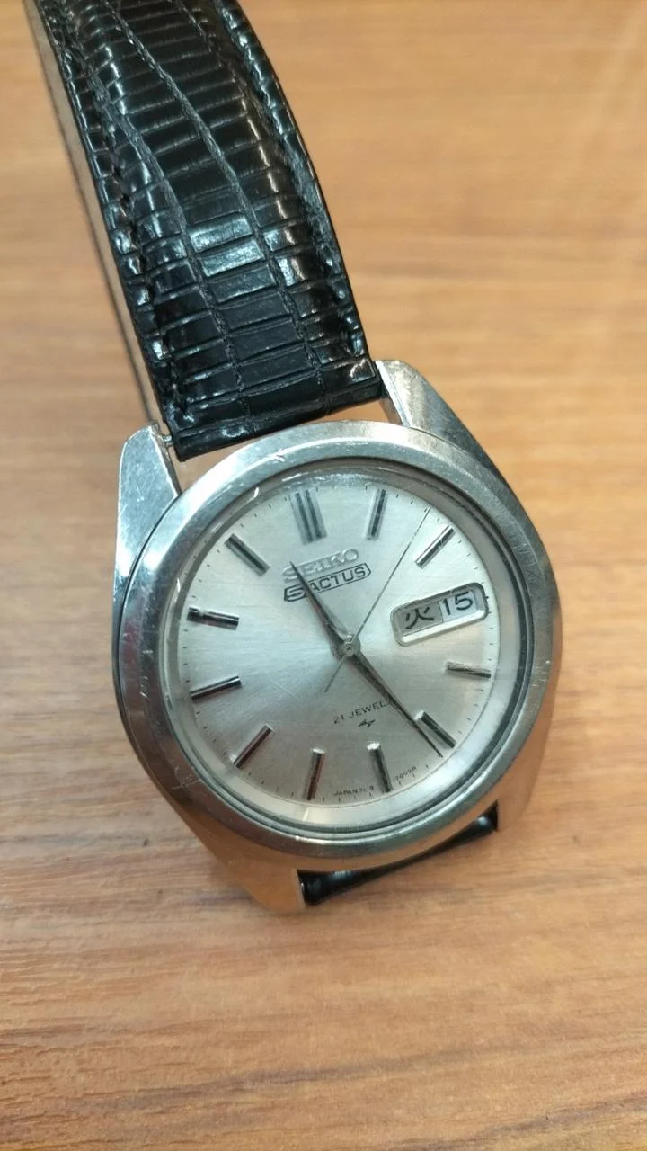 [SCHROTT] SEIKO SEIKO5 ACTUS Automatik, silbernes Zifferblatt mit Kratzern, 7019-7040