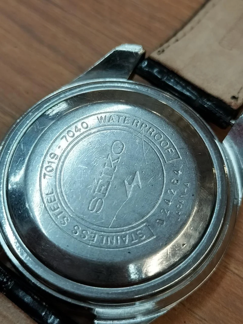 [SCHROTT] SEIKO SEIKO5 ACTUS Automatik, silbernes Zifferblatt mit Kratzern, 7019-7040