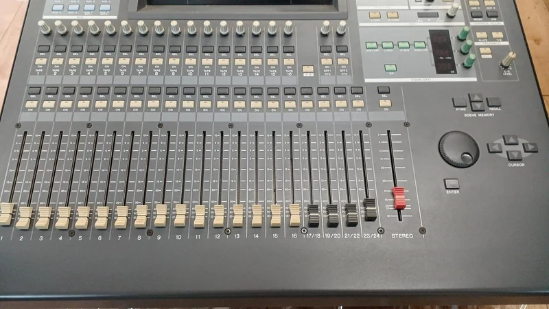 [SCHROTT] YAMAHA Mixer 02R
