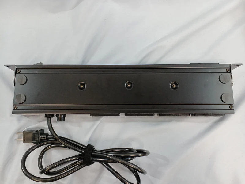 TASCAM Stromverteiler AV-P25R MKII.