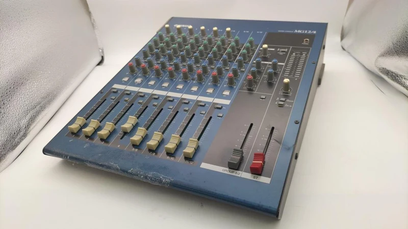 YAMAHA 12-Kanal-Mixer MG12/4