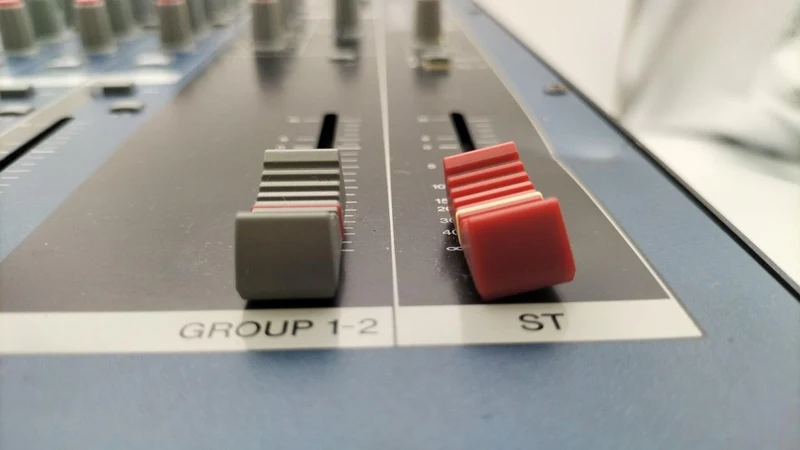 YAMAHA 12-Kanal-Mixer MG12/4