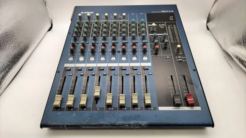YAMAHA 12-Kanal-Mixer MG12/4