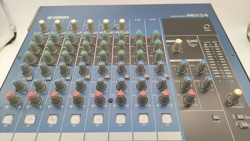 YAMAHA 12-Kanal-Mixer MG12/4