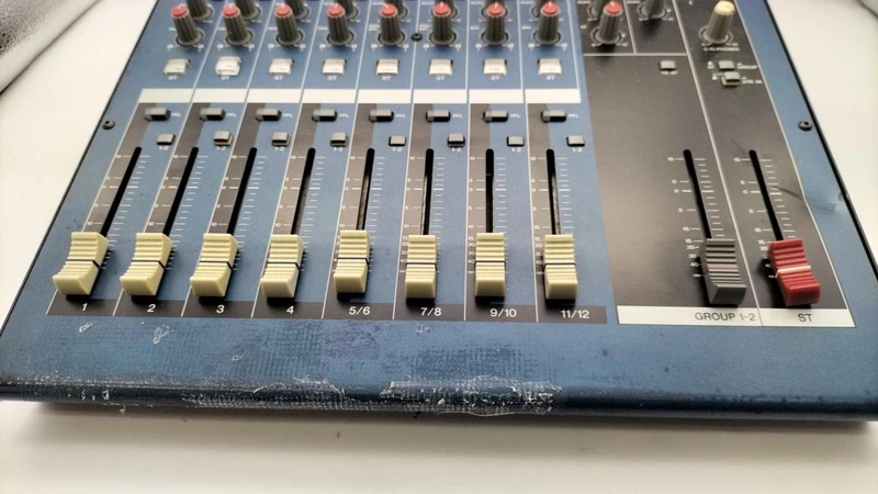 YAMAHA 12-Kanal-Mixer MG12/4