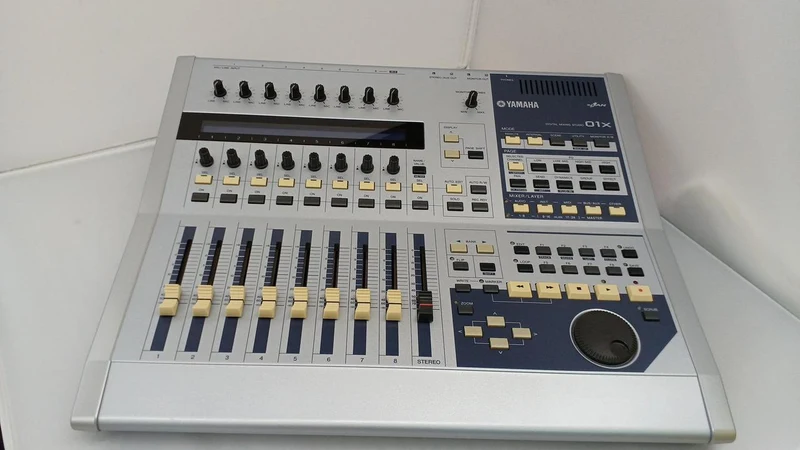 YAMAHA Mixer 01X