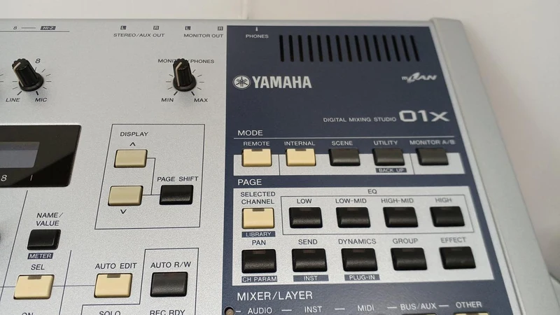 YAMAHA Mixer 01X