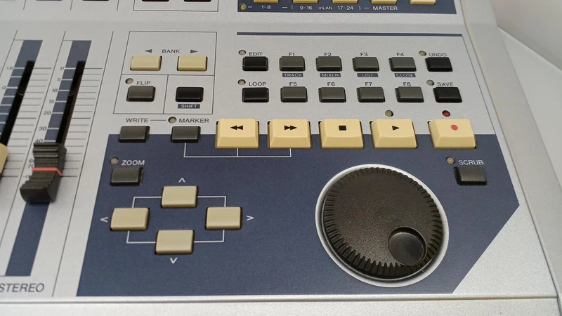 YAMAHA Mixer 01X