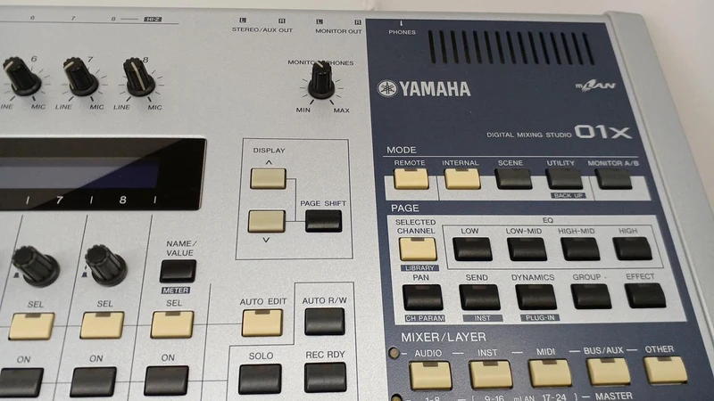 YAMAHA Mixer 01X