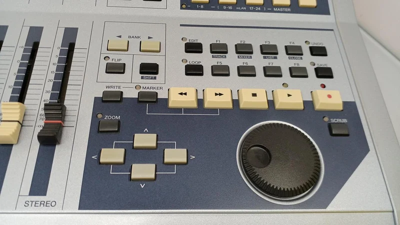 YAMAHA Mixer 01X