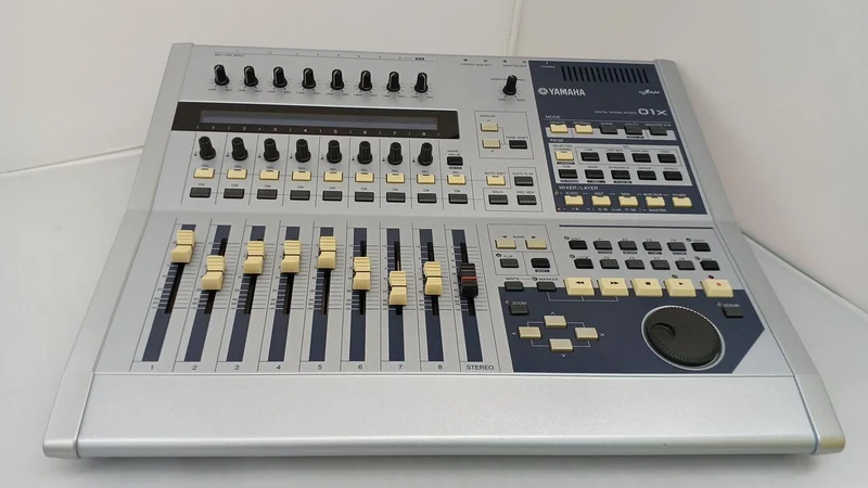 YAMAHA Mixer 01X