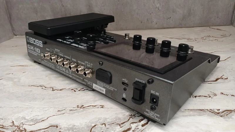 BOSS Multi-Effektgerät GX-10
